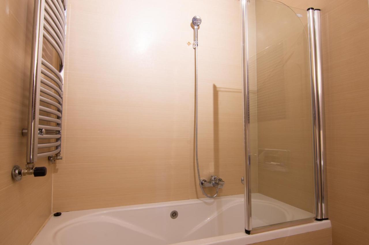 Apartment Square 6